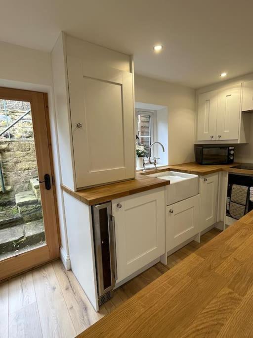Millstone Cottage Newmillerdam Hill Top Екстериор снимка